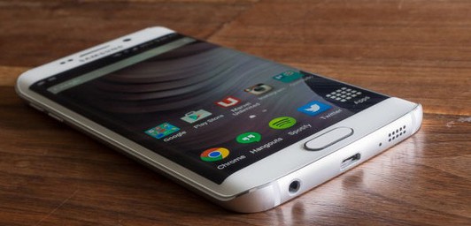 The new flagship Samsung Galaxy S6 edge plus will be sold in Russia at a price of 54990 rubles